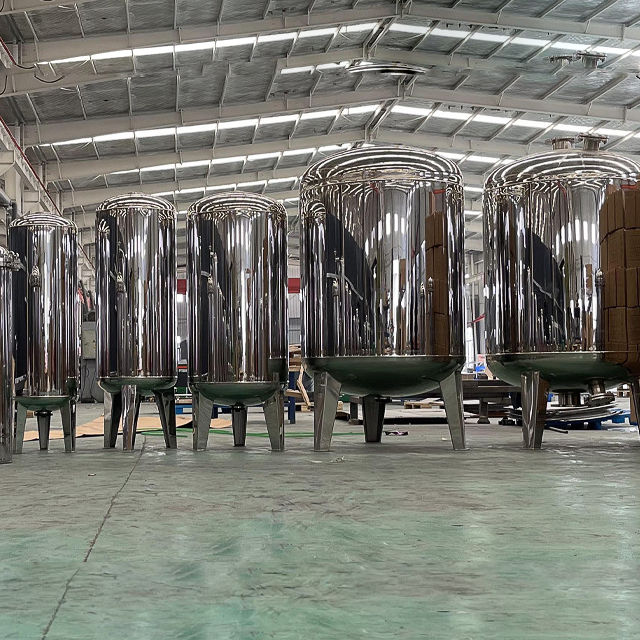 Санитарный бак из нержавеющей стали, изготовленный по индивидуальному заказу, с ножками/опорной стойкой и всеми необходимыми соединениями, готовый к установке